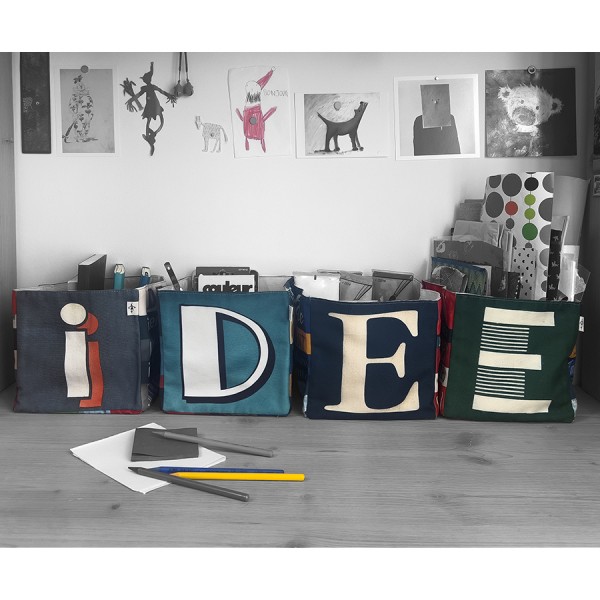 Paniers de rangement lettre de Maron Bouillie sur un bureau formant le mot Idée