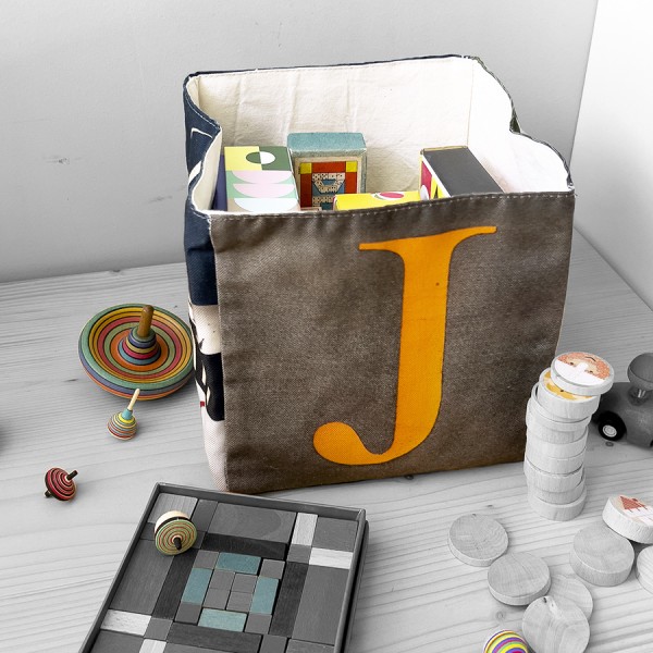 Panier de rangement lettre J rempli de jeux et jouets  - Maron Bouillie made in France Panier de rangement lettre J rempli de jeux et jouets  - Maron Bouillie made in France