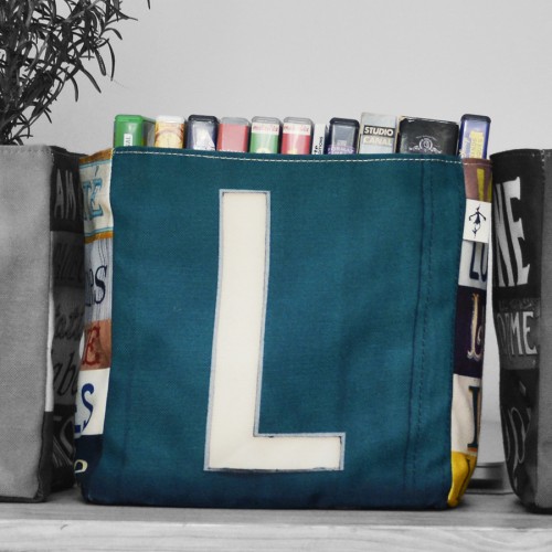 Panier de rangement lettre L utilisé en vide-poche rempli de livre  - Maron Bouillie made in France