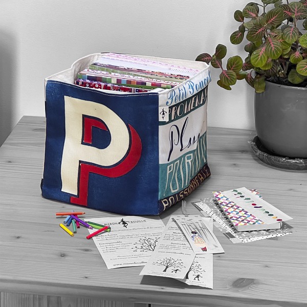 Panier de rangement lettre P sur une table rempli de carnets et de papiers  - Maron Bouillie made in France