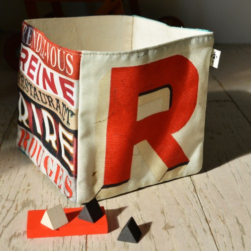 Panier de rangement lettre R dans un chambre d'enfant rempli de petits jouets  - Maron Bouillie made in France