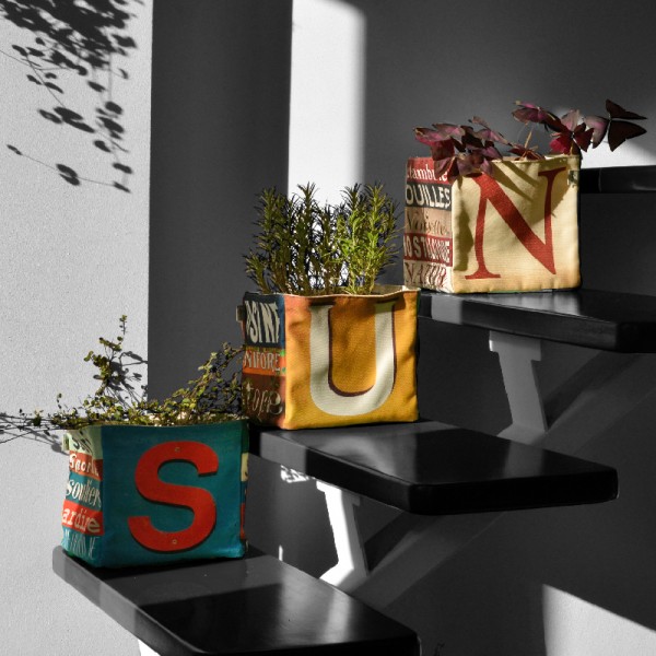 Paniers de rangement lettre de Maron Bouillie sur un escalier formant le mot SUN