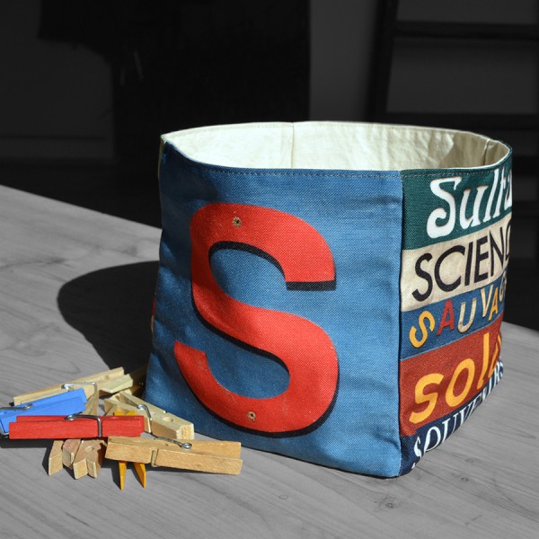 Panier de rangement lettre S utilisé en vide-poche pour pinces à linge  - Maron Bouillie made in France