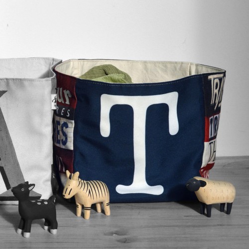 Panier de rangement lettre T sur une table avec des petits animaux en bois - Maron Bouillie made in France