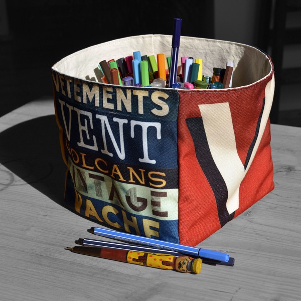 Panier de rangement lettre UV rempli de feutres de couleurs  - Maron Bouillie made in France