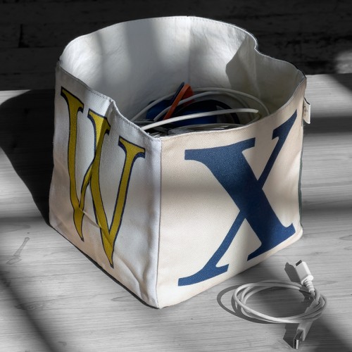 Panier de rangement lettres WXYZ rempli de cables d'ordinateur  - Maron Bouillie made in France