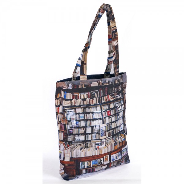 Sac en tissu imprimé avec la façade rétro de la librairie Le Pont Traversé à Paris. Vue de dos, tote bag fabriqué à Paris France
