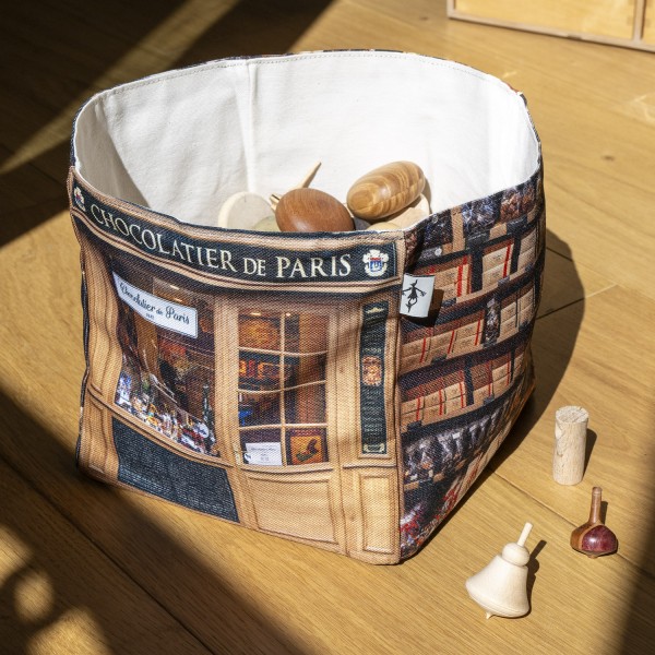 Boite de rangement en tissu Chocolatier de Paris posé sur une table en bois - Maron Bouillie
