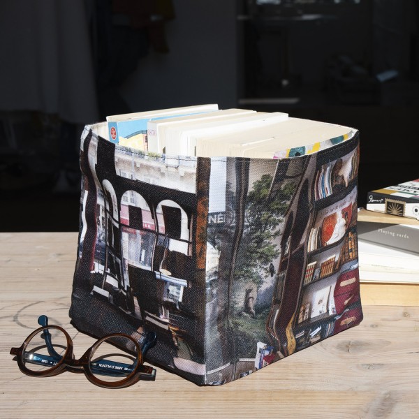 Panier de rangement en tissu Le livre penseur posé sur une table avec des lunettes, Maron Bouillie Paris Panier de rangement en tissu Le livre penseur posé sur une table avec des lunettes, Maron Bouillie Paris