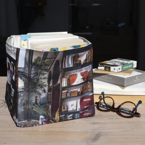 Rangement en tissu Le livre penseur posé sur un bureau vue de dos. Paris souvenirs Maron Bouillie Rangement en tissu Le livre penseur posé sur un bureau vue de dos. Paris souvenirs Maron Bouillie
