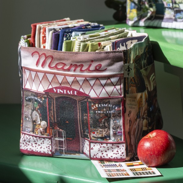 Panier de rangement Mamie mode vintage Maron Bouillie rempli de coupons de tissus.