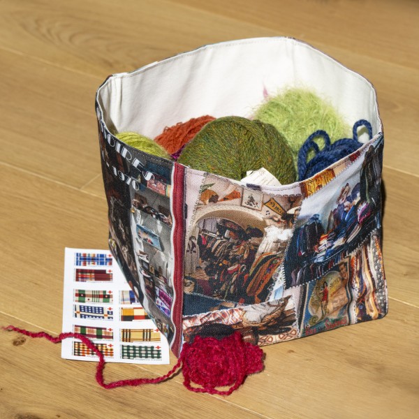 Boite de rangement en tissu Mamie mode vintage Maron Bouillie rempli de pelottes de laine multicolores
