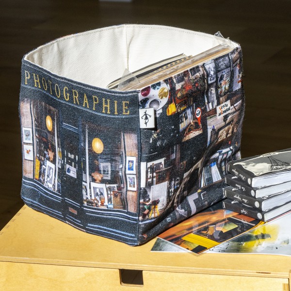 Boite de rangement deco Paris Photographie jean-françois Bauret, posé sur un bureau - Maron Bouillie