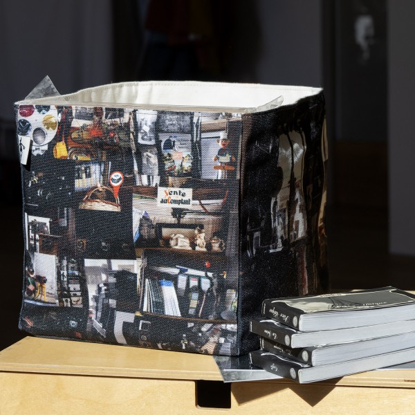 Home goods decorative box Paris Jean-François Bauret Photography, on a desk, back view - Maron Bouillie