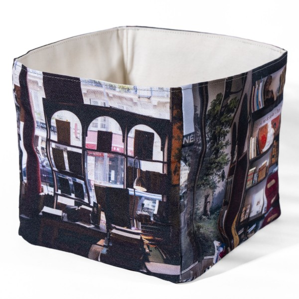 Panier de rangement en tissu Le livre penseur Paris - photo fond blanc vue trois quart dos - Maron Bouillie Panier de rangement en tissu Le livre penseur Paris - photo fond blanc vue trois quart dos - Maron Bouillie