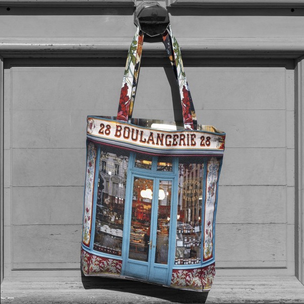 Tote bag Paris Boulangerie 28 accroché à une porte vue de face - Sac made in France Maron Bouillie