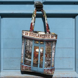 Tote bag Paris Boulangerie 28 carried by a young girl in front of a Parisian entrance. Bag made in France Maron Bouillie 2