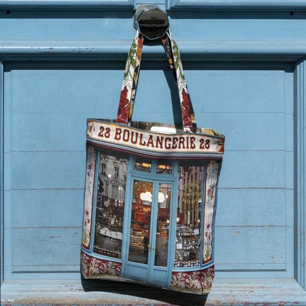 Tote bag Paris Boulangerie 28 accroché à une porte vue de face - Sac made in France Maron Bouillie
