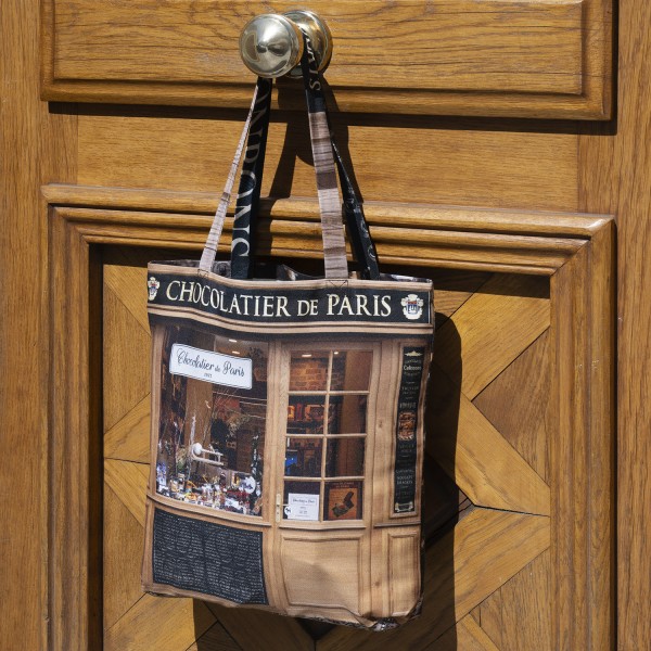 sac tote bag Chocolatier de Paris, accroché à une porte en bois, idée cadeau souvenir made in France, création Maron Bouillie