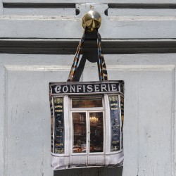 Jeune fille avec le sac Tote bag Paris Confiserie Boulangerie du Moulin de la galette à Montmartre 2