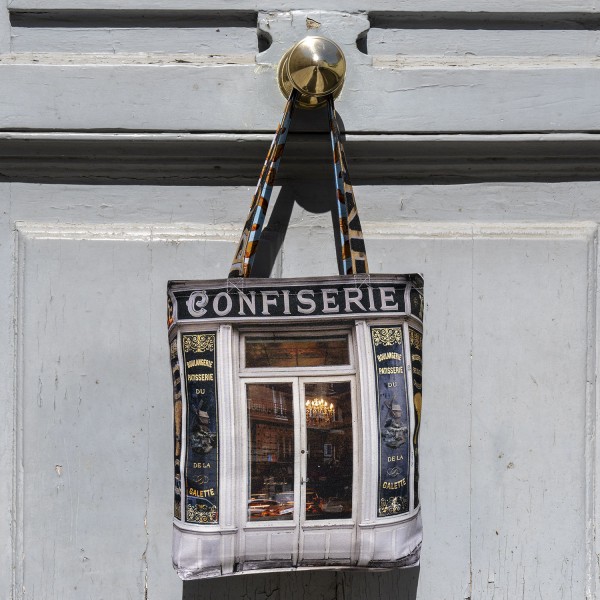 sac Tote bag Paris Confiserie Boulangerie du Moulin de la galette à Montmartre accroché à une porte. Maron Bouillie