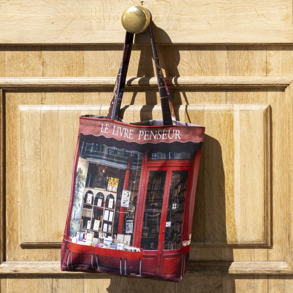 Tote bag made in Paris Le livre penseur accroché à la poignée d'une porte en bois. Maron Bouillie Paris retro