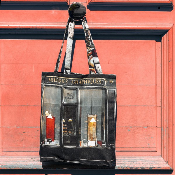 Tote bag Paris Mélodies graphiques accroché à une porte vue de face - Sac shopping made in France Maron Bouillie