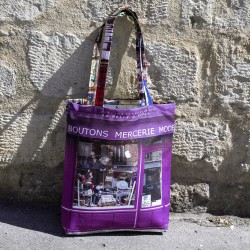 happy young girl with the canvas tote bag Paris Mercerie Au mètre à ruban, made in France bag Maron Bouillie 2