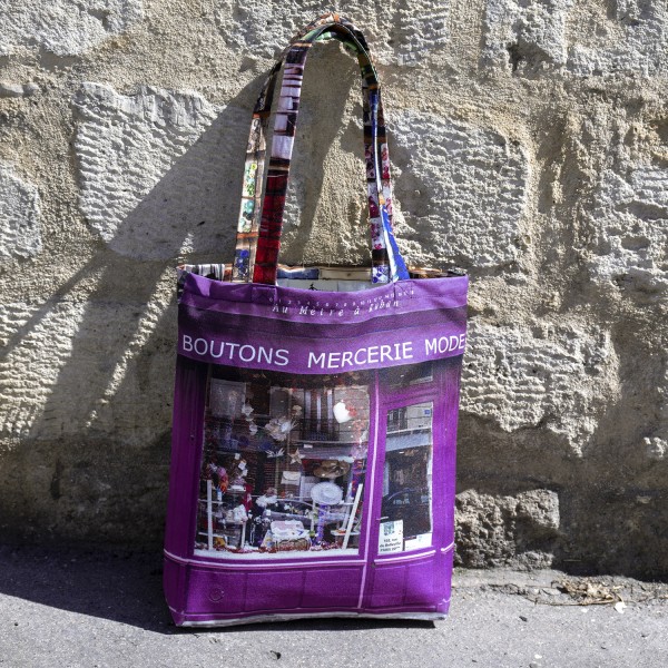 Sac fourre-tout en tissu imprimé de photographie de la  façade de la mercerie Au mètre à ruban à Paris. Maron Bouillie