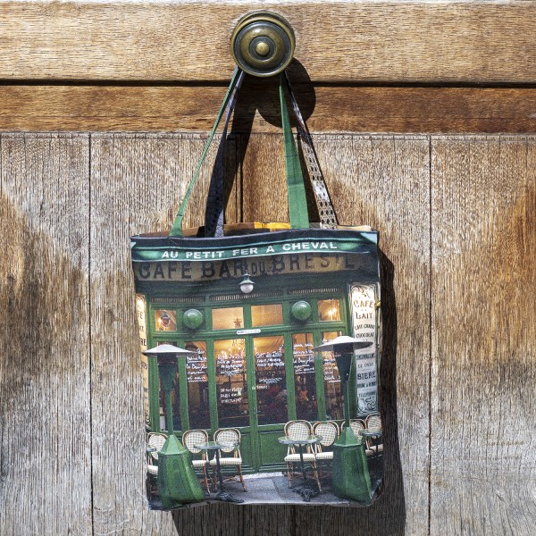 Sac fourre tout Paris Café Au petit fer à cheval accroché à une poignée de porte en bois - Tote bag Maron Bouillie