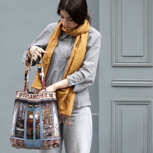 Tote bag Paris Boulangerie 28 porté par une jeune fille. Sac fourre-tout vue de face made in France Maron Bouillie