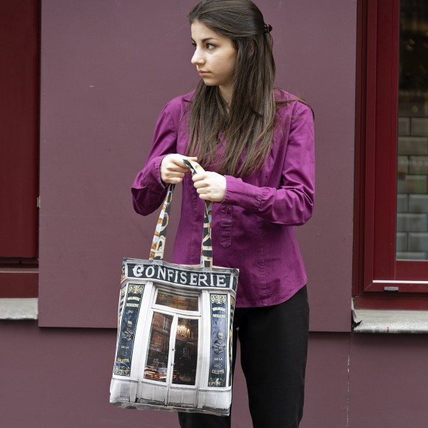 Jeune fille avec le sac Tote bag Paris Confiserie Boulangerie du Moulin de la galette à Montmartre