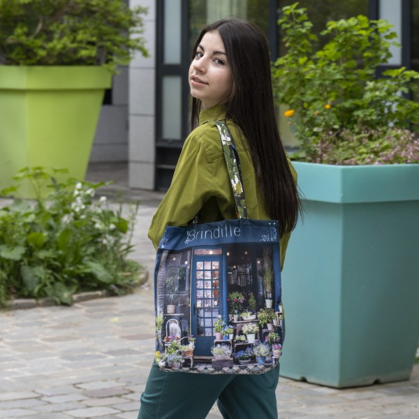 jeune fille portant le sac en tissu fleuriste Brindille, tote bag Paris, création Maron Bouillie made in France