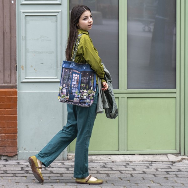 Jeune fille dans la rue avec le sac shopping Paris fleuriste Brindille de Maron Bouillie, made in France