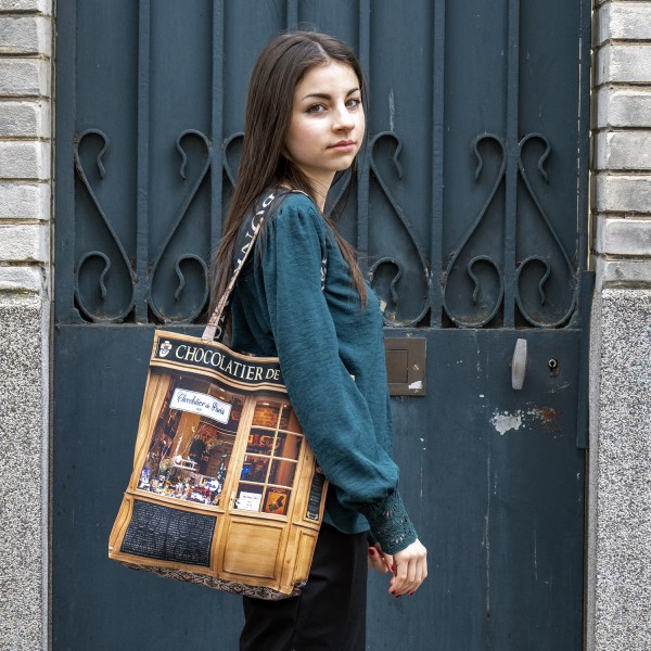 Young girl carrying the Chocolatier de Paris French shopping bag on her shoulder, a Maron Bouillie creation made in France