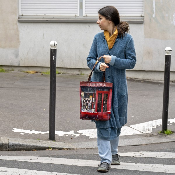jeune fille traversant la rue avec le Tote bag made in Paris librairie Le livre penseur de Maron Bouillie. Sac shopping vintage