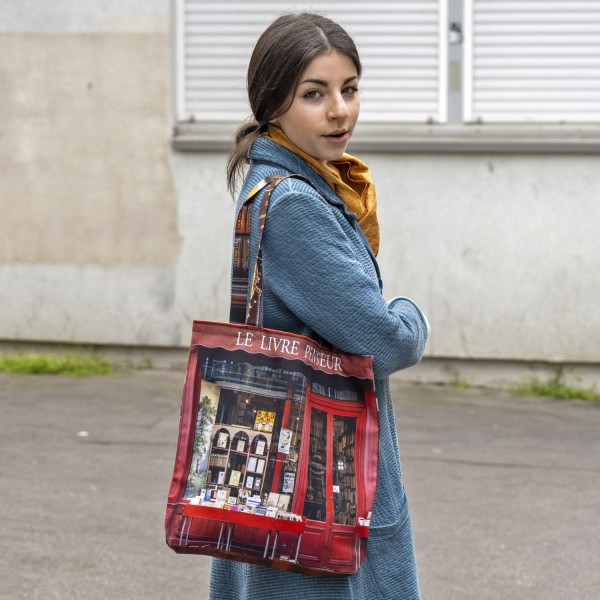 Young girl with the Tote bag made in Paris from the livre penseur bookstore by Maron Bouillie. Vintage shopping bag