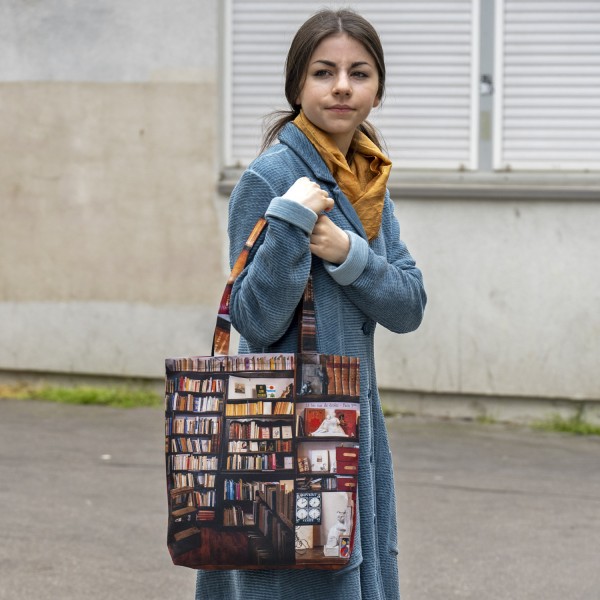 jeune fille avec le Tote bag made in Paris librairie Le livre penseur de Maron Bouillie. Sac shopping vintage vue de dos