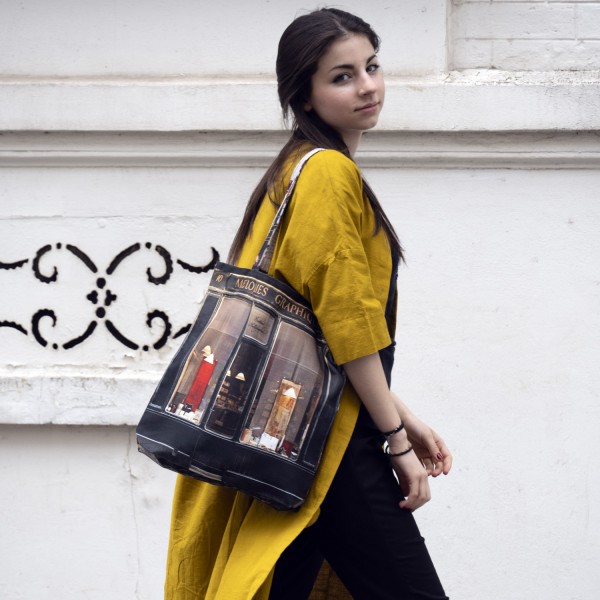 Paris Melodies graphic tote bag on a young girl's shoulder. Canvas Tote bag made in France, front view. Maron Bouillie