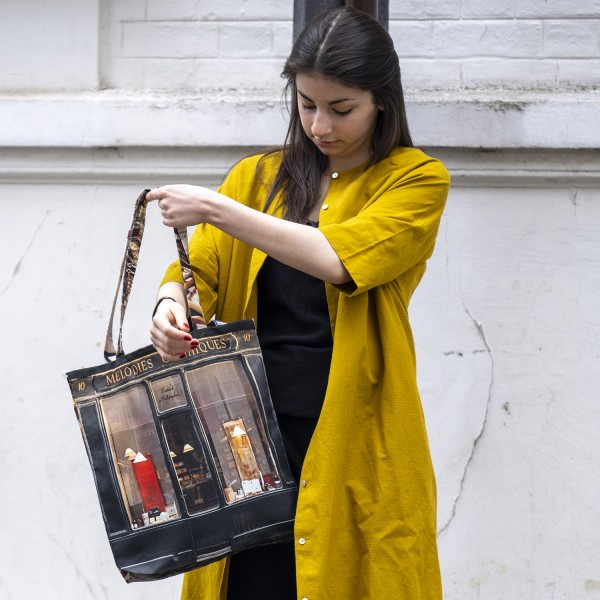 Tote bag Paris Mélodies graphiques carried by a young girl. Shopping Bag made in France Maron Bouillie