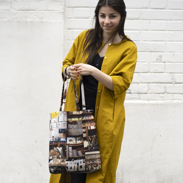 Tote bag Paris Mélodies graphiques porté par une jeune fille. Sac fourre-tout fabriqué en France vue de dos Maron Bouillie
