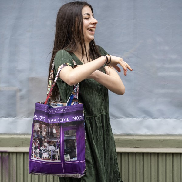 jeune fille joyeuse avec sac en tissu Paris Mercerie Au mètre à ruban, Tote bag made in france Maron Bouillie