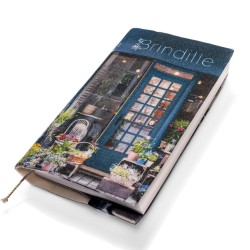 Protège-livre de poche Boutique de Paris Fleuriste Brindille posé sur une table avec une plante - Maron Bouillie made in France 2