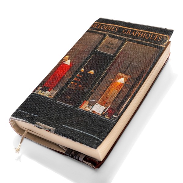 Protège livre de poche en tissu Paris Boutique Mélodies graphiques Calligraphies - vue de face fond blanc - Maron Bouillie