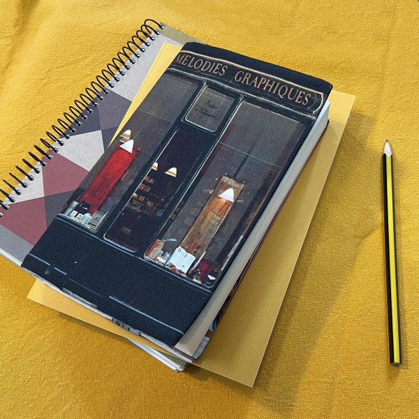 Couvre-livre Paris Boutique Mélodies graphiques Calligraphies avec des carnets sur fond jaune - Maron Bouillie