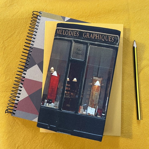 Protège-livre Paris Boutique Mélodies graphiques Calligraphies avec des carnets sur fond jaune - Maron Bouillie