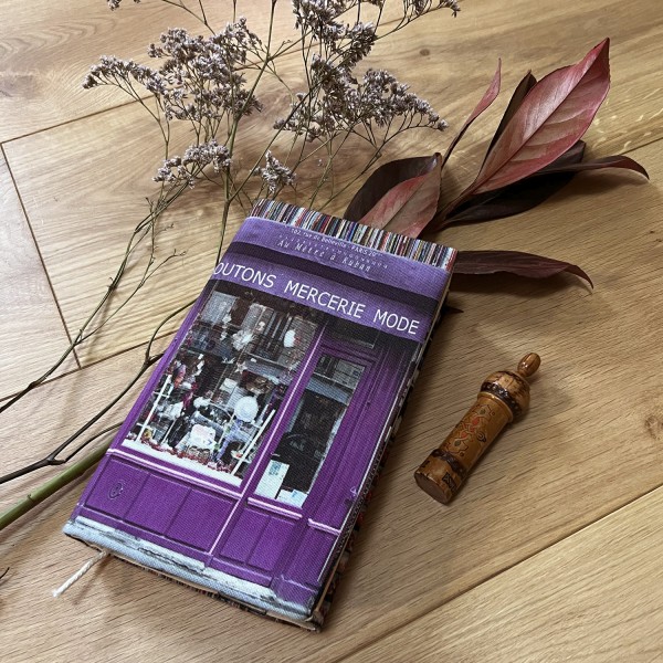 Protège livre en tissu Paris Boutique Mercerie Au mètre à ruban - Maron Bouillie idée cadeau made in france Protège livre en tissu Paris Boutique Mercerie Au mètre à ruban - Maron Bouillie idée cadeau made in france