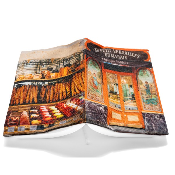 Protège livre idée cadeau Paris Boulangerie Au petit Versailles du Marais - vues de dos livre ouvert - Maron Bouillie