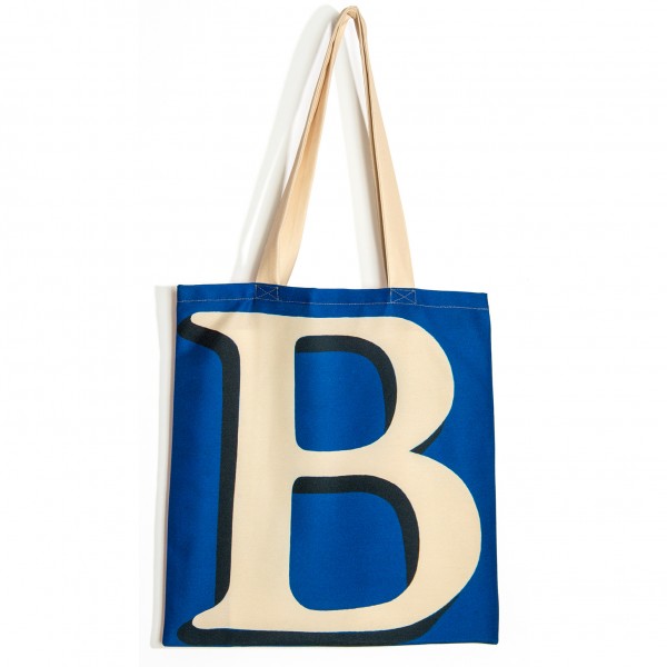 Sac initiale B - vue de face grand B blanc fond bleu - Sac personnalisé Maron Bouillie made in france Sac initiale B - vue de face grand B blanc fond bleu - Sac personnalisé Maron Bouillie made in france