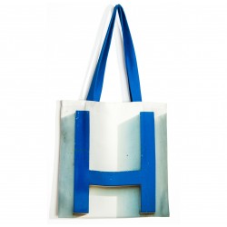 Sac lettre H accroché au dos d'une chaise en bois - Sac fourre tout personnalisé Maron Bouillie 2